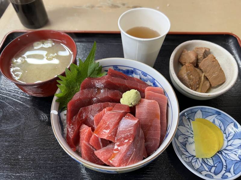 大間まぐろをのせた丼に、みそ汁と小鉢がついたあけみちゃん号の定食