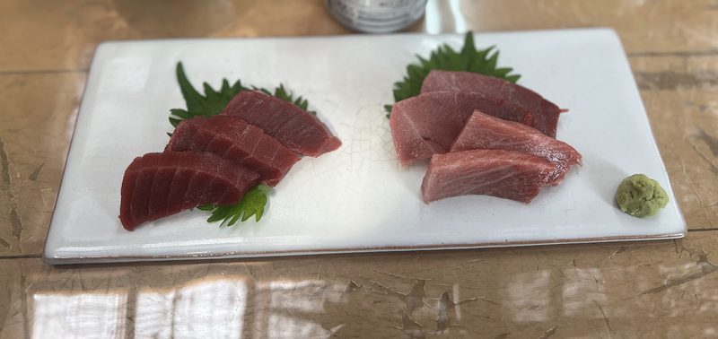 赤身と脂ののった部位を並べた大間まぐろの刺身