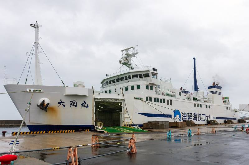 大間港に着いた津軽海峡フェリーの白い船体