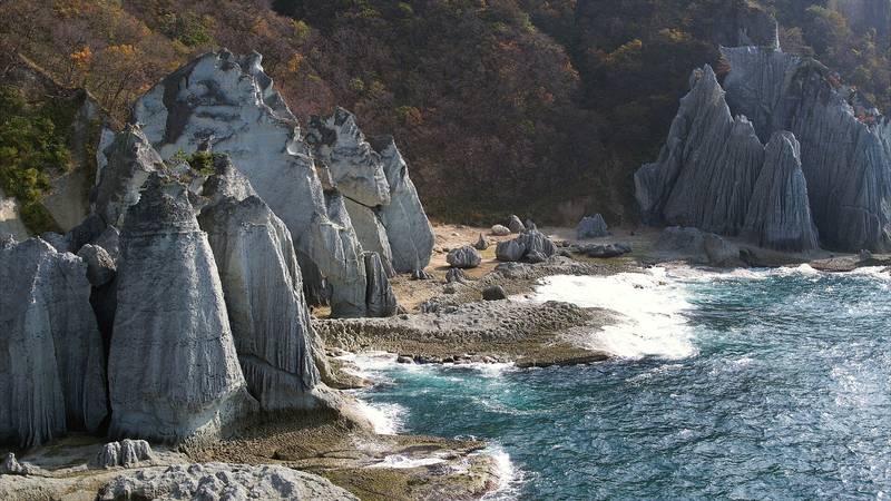 下北半島西岸の仏ヶ浦、白くとがった岩が並ぶ海岸