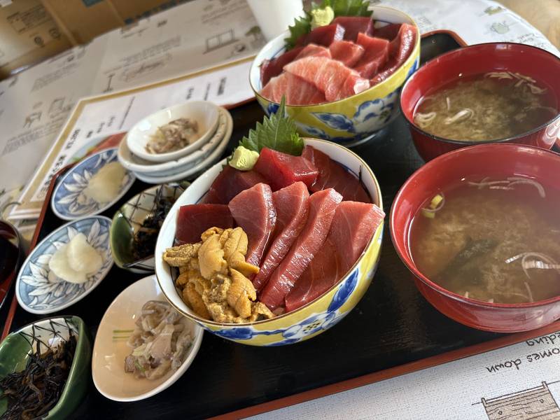 まぐろとウニの丼に、みそ汁と小鉢が並ぶ定食