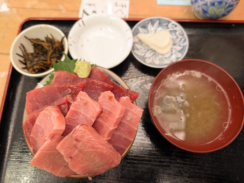 赤身・中トロ・大トロをのせたまぐろ丼とみそ汁